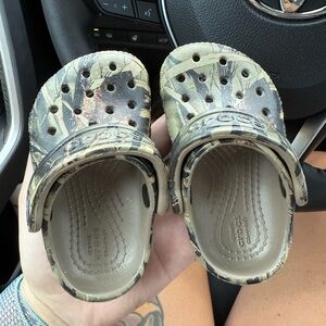 CROCS infant Camo crocs